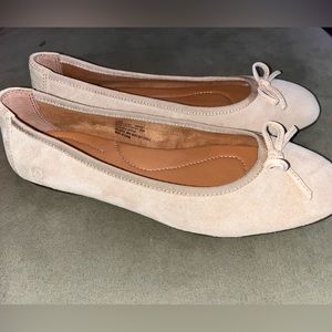 Born Women’s suede ballet flat.